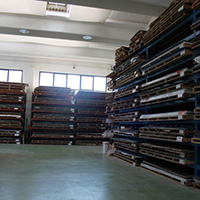 Abbiamo un vasto magazzino con circa 2000 lastre di diversi materiali spessori e colori