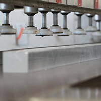 Per evitare di danneggiare il materiale durante le lavorazioni tutte le superfici di appoggio sono realizzate in gomma