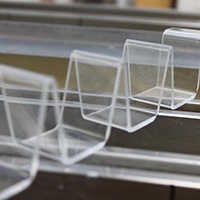 Piegatura termina di una lastra di plexiglas